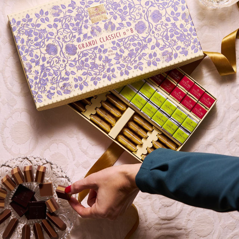 Domori Great Classics No 8: elegant cream gift box with purple floral pattern, gold ribbon, assorted chocolates