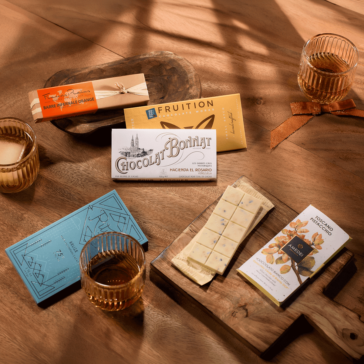Pour & Pair Bourbon / Whiskey chocolate bars with glasses of whiskey on a wooden table