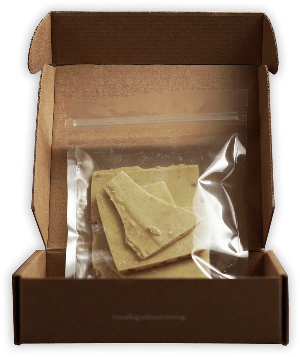 Soma Bark Crème Brûlée 125g: light beige chocolate pieces in bag and box